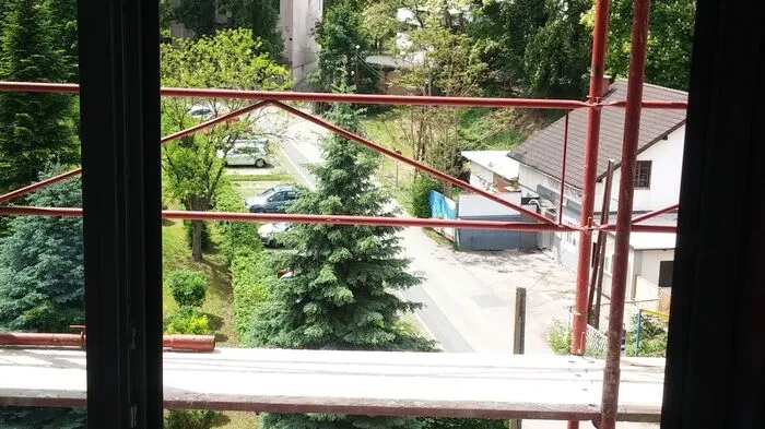 Dort, wo ein Balkongeländer sein soll, ist derzeit nur ein Baugerüst. Die Mieter dürften den Balkon nach wie vor nicht benutzen.
