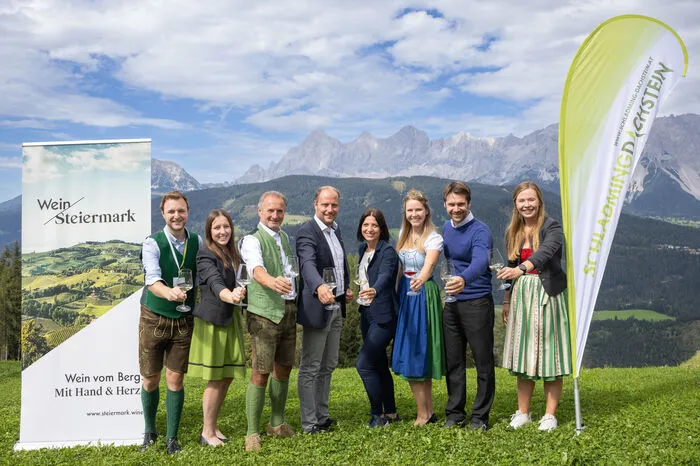Stießen auf einen gelungenen Ausbau des Netzwerkes zwischen Winzern und Wirten an - von links: Georg Knaus (Schladming-Dachstein), Barbara Hochkönig (Schladming-Dachstein), Siegfried Keinprecht (Schnepf'n Alm), Mathias Schattleitner (Schladming-Dachstein), Andrea Jöbstl-Prattes (Wein Steiermark), Katrin Strohmaier (Weinhoheit), Franz Eisl (Schladming-Dachstein), Elisa Royer (Schladming-Dachstein).
