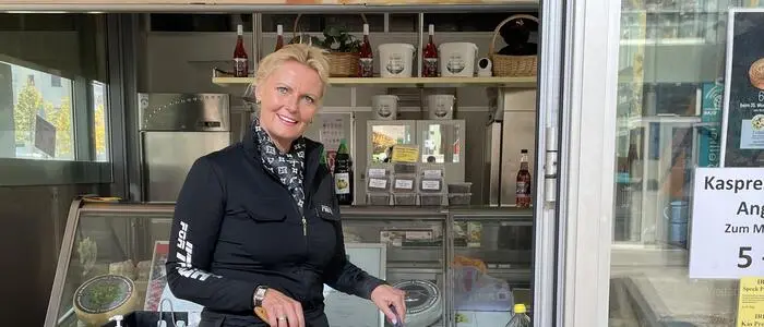Irina Meixner brät jeden Tag frische Kaspressknödel