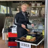 Irina Meixner brät jeden Tag frische Kaspressknödel