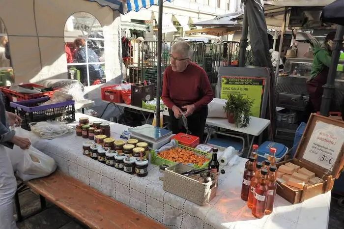 Die Standbetreiber verwöhnten die Marktbesucher mit Kostproben ihrer Produkte und Freibier. Für viele ist der Bauernmarkt neben einem attraktiven Ort des Einkaufens auch ein idealer Treffpunkt mitten in Leoben. „Man kann sich hier gut unterhalten, trifft viele Bekannte und auch die Ware ist immer gut und frisch“, waren Statements der Besucher an diesem Tag.