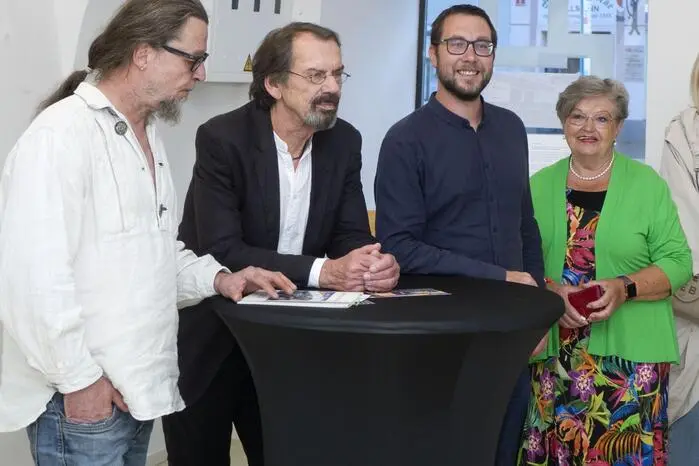 Zur Eröffnung begrüßten Vizebürgermeister Thorsten Wohleser und Kurator Helmuth Ploschnitznigg zahlreiche Kunstinteressierte. Wohleser: „Diese Galerie vermittelt niemals das Gefühl, etwas zu sehen, das man so oder ähnlich schon einmal gesehen hat.“