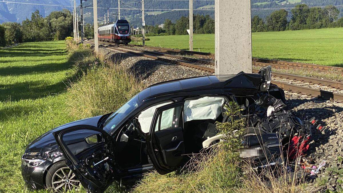 Das Auto einer Familie wurde von einem heranfahrenden Zug erfasst