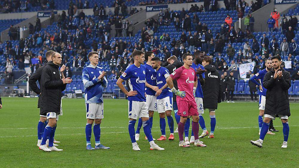 Niedergeschlagene Schalke-Spieler nach der Niederlage 