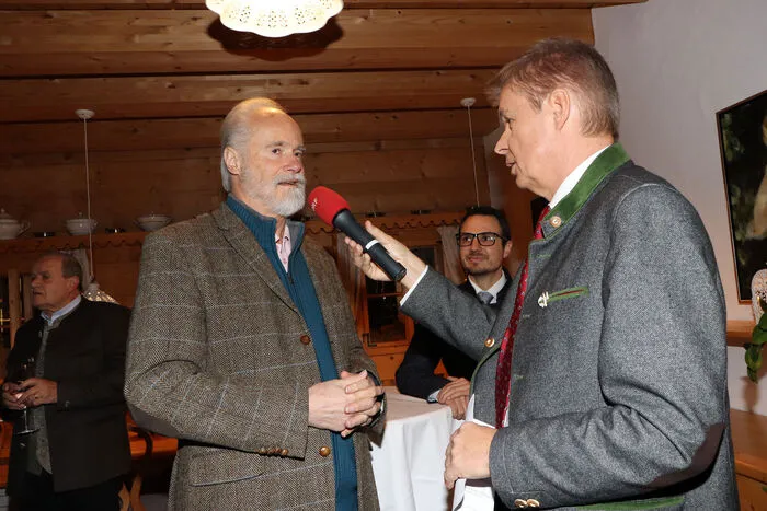 Der Aufsichtsratsvorsitzende des Almdorf Seinerzeit Prinz  Alfred von Lichtenstein im ORF-Radiogespräch mit Carl Hannes Planton.