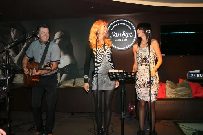 Zu stimmungsvoller ABBA-Live-Musik der Band „Smash“ wurde -so sagt man sich - in der San Bar getanzt bis in die frühen Morgenstunden ...