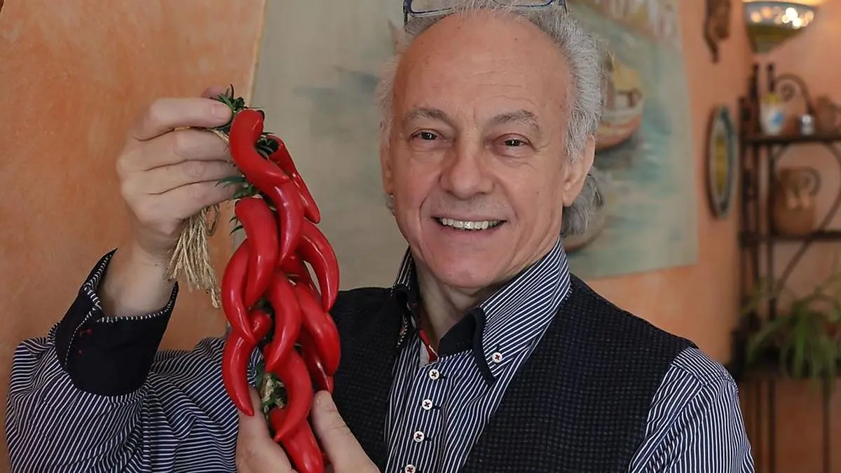 Carmelo Testa vor einem Fresko seiner Heimatstadt Collesano.