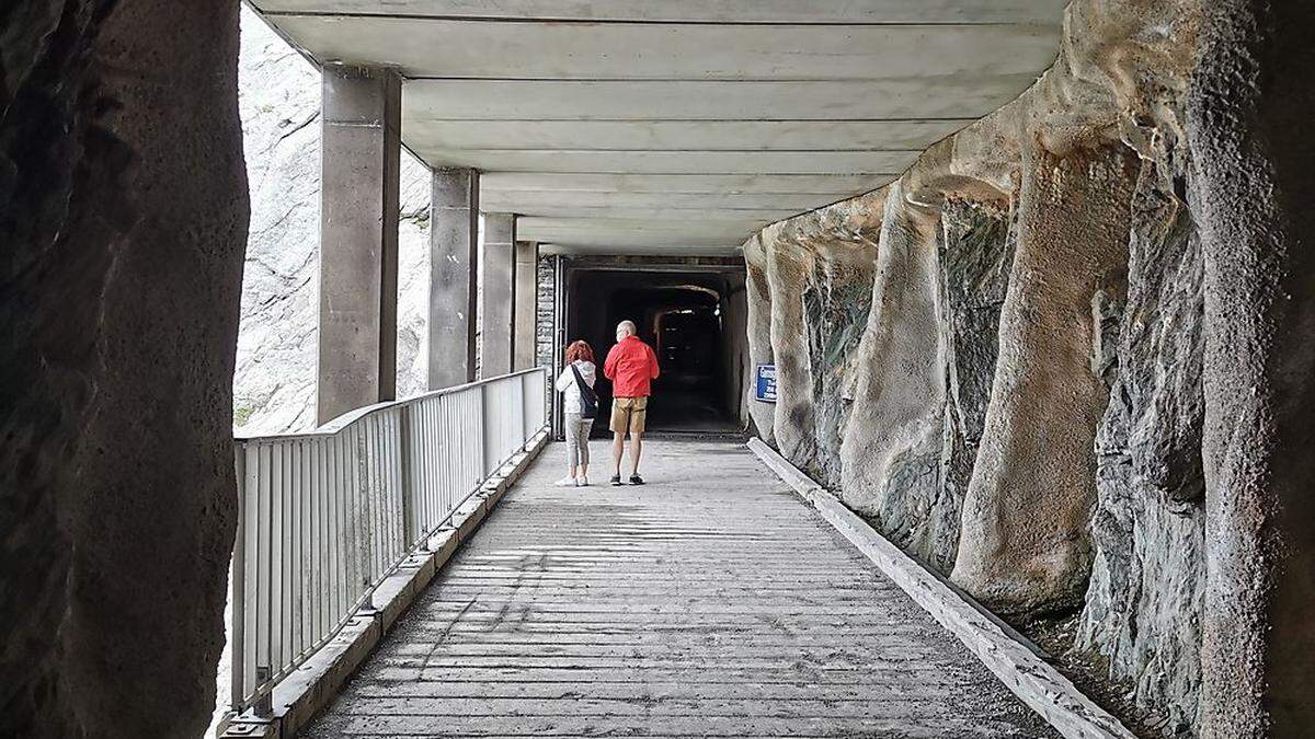 Der Gamsgrubenweg beginnt mit Tunnel