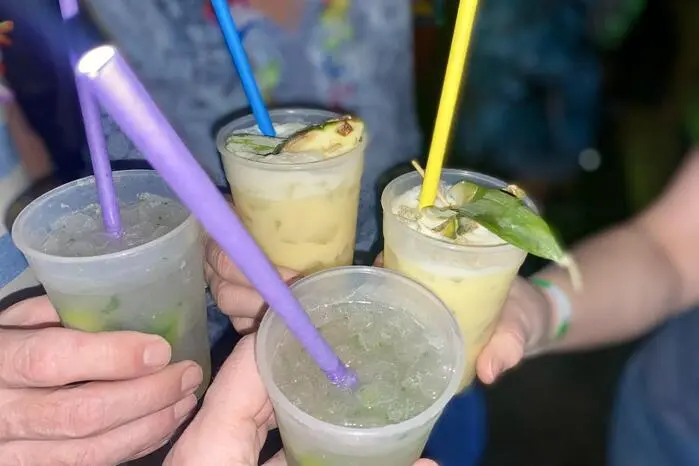 Neben Slushys gab es auch frisch gemixte Cocktails, die in der Cocktailbar zubereitet wurden.