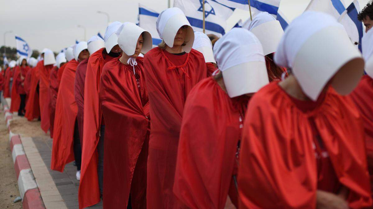 Als „Mägde“ verkleidet protestieren Frauen gegen die Beschneidung ihrer Rechte 