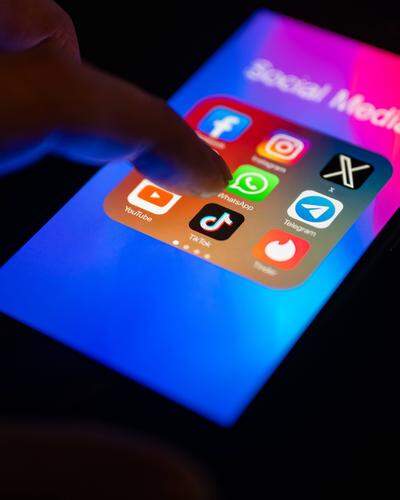 Social Media Apps auf Handy | Der Rechnungshof nahm die Accounts mehrerer Spitzenpolitiker unter die Lupe