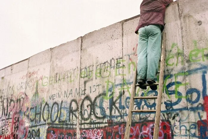 Menschen, für die die Mauer jahrzehntelang der Todesstreifen mitten durch Westberlin war, trauten sich plötzlich, die Mauer zu überwinden. Von der anderen Seite kamen ihnen Menschen entgegen.