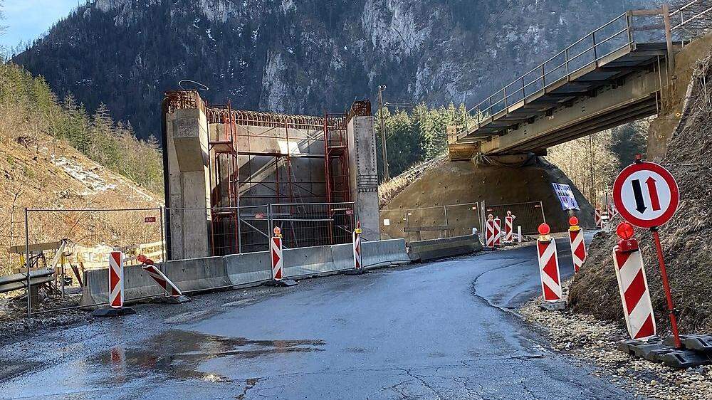Neben der bestehenden Martauer Bahnbrücke wird die neue Konstruktion errichtet und auf Schienen in die Bahnüberführung geschoben.