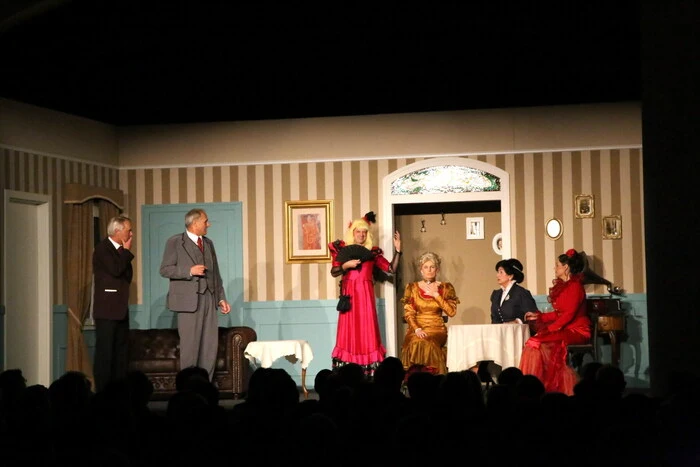 Zum „Theaterherbst“ laden alljährlich im Oktober und November die Schauspieler der Friesacher Burghofspiele unter Obmann Helmut Wachernig. 