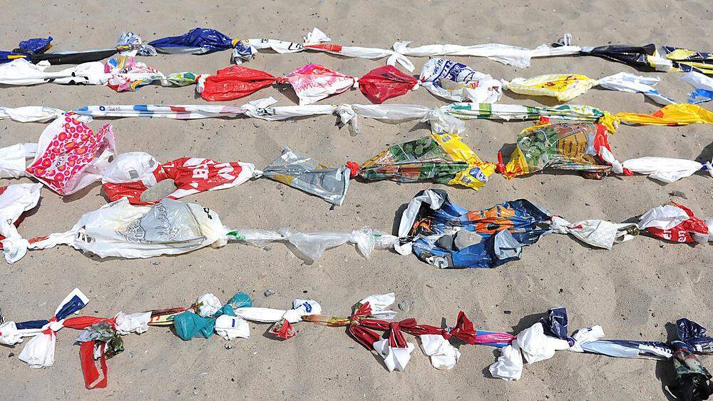 Insbesondere leichte Einwegsackerln sind problematisch - jeder Europäer verbraucht nach Angaben der EU-Kommission 198 Plastikbeutel pro Jahr. Viele enden schließlich im Meer