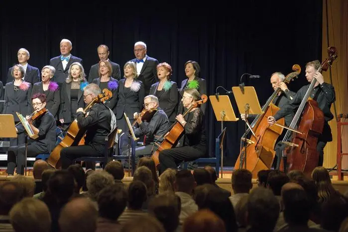 Unter dem Titel „Neapolitanische Serenade“ entführten das Kammerorchester Accento unter der Leitung von Lore Schrettner sowie der Corale Polifonica Metelliana aus Cava de’ Tirreni (Provinz Salerno), dirigiert von Pompilia Balzano, das Publikum musikalisch nach Italien.