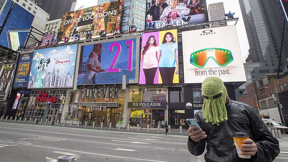 Ein Mann mit origineller Schutzmaske am menschenleeeren Times Square in New York