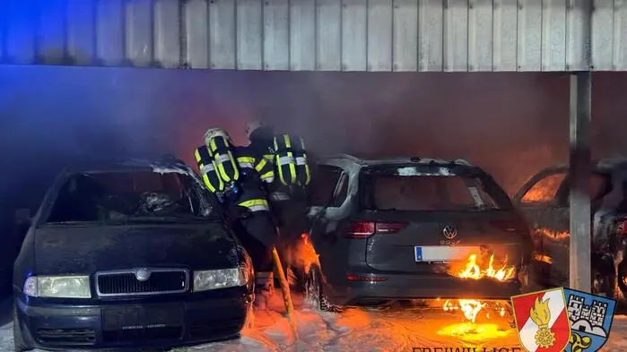 Am Samstag kurz vor Mitternacht wurde die Freiwillige Feuerwehr St. Stefan ob Leoben gemeinsam mit dem Löschzug Lobming, sowie der FF Kaisersberg von der Landesleitzentrale in die Untere Dorfstraße in St. Stefan zu einem ausgedehnten Carportbrand alarmiert.
