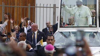 Papst Franziskus wird in Lima herzlich empfangen 