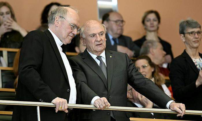 Auch Altlandeshauptmann Erwin Pröll (neben Bischof Alois Schwarz) ist zur ersten Sitzung des neuen Landtags gekommen