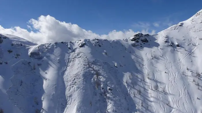 Zum zweiten Mal innerhalb von 24 Stunden ging auf dem Goldeck eine Lawine ab. Zwei Snowboarder und ein Skifahrer fuhren am Montag trotz Warnschilder und eingeschalteten Warnleuchten abseits der gesicherten Pisten.