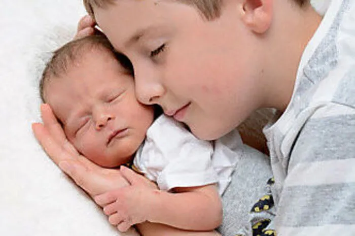 Gemeinsam mit Michaela und Reinhard Kositz aus Tainach freut sich Paul über die Geburt von Jonas (2770 g, 49 cm) am 1. August.