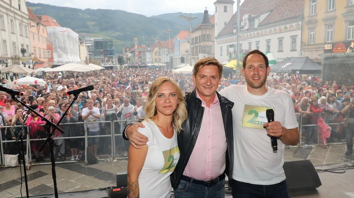 Tausende Fans blieben trotz Regen standhaft und feierten gemeinsam.