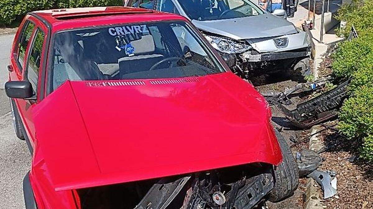 Die Autos wurden bei dem Unfall schwer beschädigt