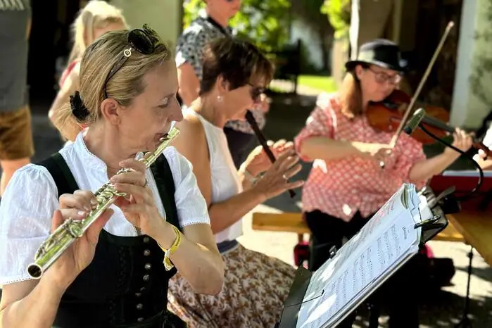 . Neben der Geige brachten Gäste und Mitwirkende auch andere Instrumente wie Maultrommel, Querflöte, Gitarre oder Harmonika zum Klingen.