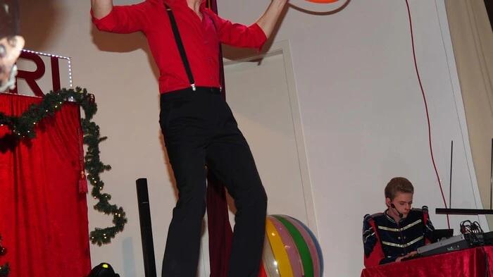 Mit der ersten Show des Weihnachtszirkus des Maria Saaler Circus Dimitri hatten die Familien im Klagenfurter Diözesanhaus bereits um elf Uhr einen lustigen Start in den kalten Sonntag. Für alle späteren Sonntagsgäste hat der Zirkus sein neues Programm bei freiem Eintritt im Diözesanhaus in der Tarviser Straße noch um 14 und um 16 Uhr aufgelegt.