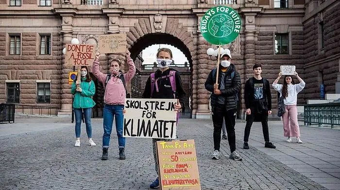 Nach wochenlangen, coronabedingten Protestaktionen im Internet gingen die meist jugendlichen Klimaaktivisten am Freitag wieder auf die Straße: Leitikone Greta Thunberg demonstrierte vor dem Stockholmer Parlament.