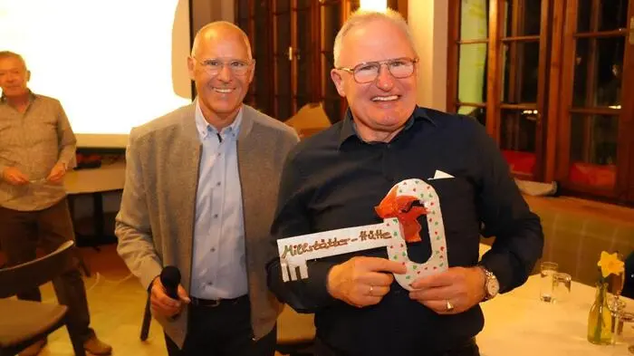 Otto Hüsken übergibt Albert Rohrer symbolisch den Schlüssel für die neue Funktion als Hüttenwart