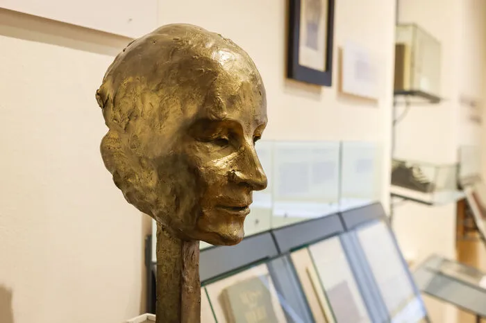 Die Bronze-Büste Robert Musils wurde 1993 von der Kärntner Objektkünstlerin Bella Ban geschaffen