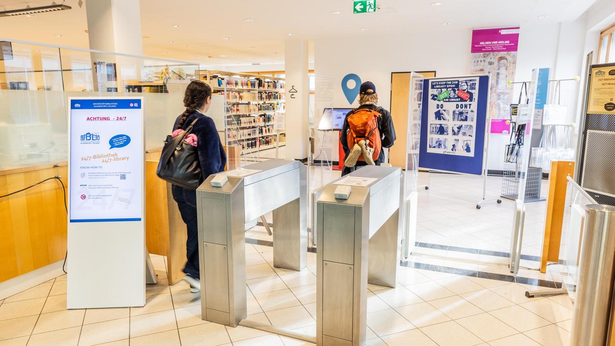 Viele überspringen die Drehkreuze am Eingang der Uni-Bibliothek