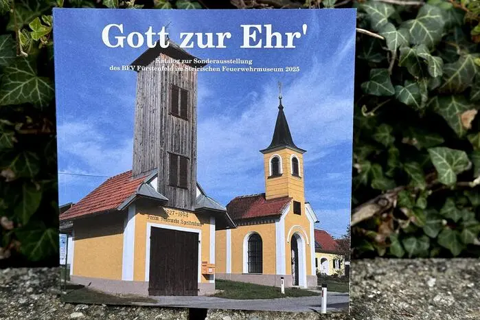 Die Sonderausstellung „Gott zur Ehr‘ – dem nächsten zur Wehr“ beleuchtet die enge Verbindung zwischen Feuerwehr, Glaube und gelebtem Brauchtum und thematisiert die Traditionen des Feuerwehrwesens.