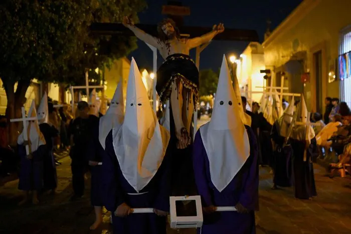 In dem armen Stadtteil von Mexiko-Stadt wird die Kreuzigung Jesu nachgespielt.