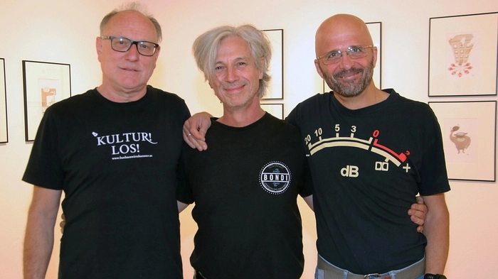 Andreas Safer und Wolfgang Moitz von "Aniada a Noar" traten im Kunsthaus Köflach gemeinsam mit dem Gitarristen Martin Moro auf. Im Rahmen der Ausstellung "Glückwunsch" von Cartoonist Oliver Ottitsch verzauberten die Musiker das Publikum mit ihrem Witz, aber auch mit ihrer Tiefgründigkeit und Melancholie.
