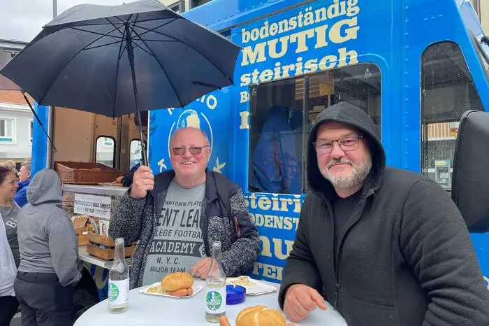 Gerd Köck aus Knittelfeld und Norbert Haid aus Spielberg vor „Marios Foodtruck“