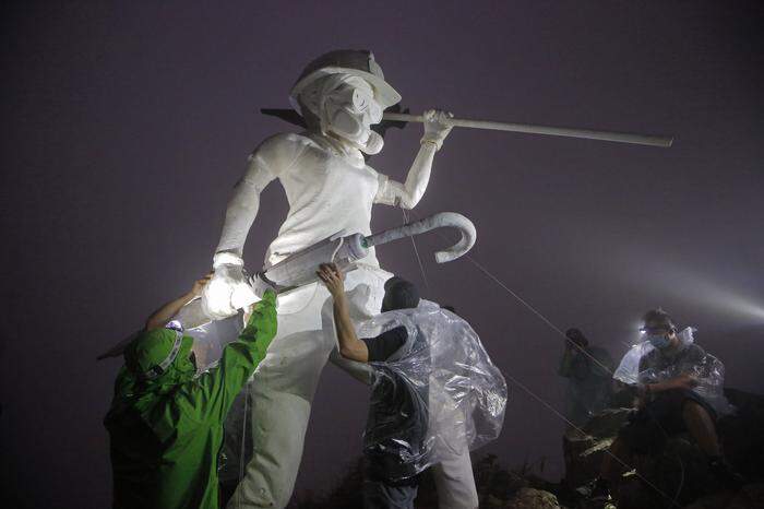 Freiwillige trugen die 80 Kilo schwere Statue in der Nacht auf Sonntag in zwei Teilen auf den Berg