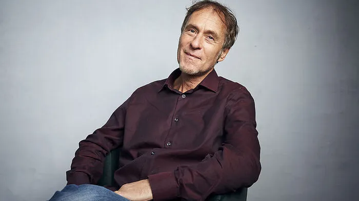 Kulturpreis des Landes Kärnten (14.500 Euro): Seine „Werke entwickeln internationale Strahlkraft und reüssieren sowohl bei Kritikern als auch bei Publikum.“ Mit diesen Worten würdigte Landeshauptmann Peter Kaiser den designierten Kulturpreisträger Hubert Sauper (55). Der im Mölltal aufgewachsene Filmemacher studierte an der Universität für Musik und darstellende Kunst in Wien und in Paris, 2006 wurde sein Film „Darwins Nightmare“ für einen Oscar in der Kategorie „Bester Dokumentarfilm“ nominiert und gewann unter anderem einen César und den Europäischen Filmpreis. Zuletzt kam „Epicentro“ in die Kinos, für den Film lebte Sauper drei Jahre lang in Havanna. Die Doku wurde u. a. beim Sundance Film Festival mit dem Hauptpreis der Kategorie World Cinema Documentary ausgezeichnet und gewann bei der diesjährigen Viennale den Wiener Filmpreis.