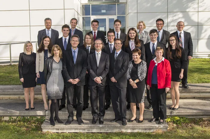 Die neun Maturanten der Klasse 10BHIF der HTL Kaindorf: Mit einem ausgezeichneten Erfolg maturierten Jakob Sattler und Julia Zenz. Guter Erfolg: Paul Fast.