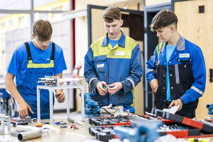 In Zusammenarbeit mit der FH Technikum Wien bauten zum fünften Mal über 20 Lehrlinge eine komplette digitale Fabrik im Miniaturformat. 