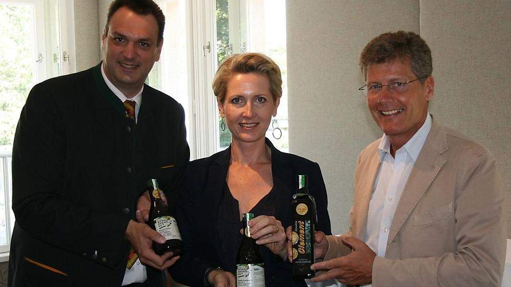 Martina und Karl Hohenlohe sowie Andreas Cretnik (l.), Geschäftsführer der Gemeinschaft Steirisches Kürbiskernöl g.g.A., mit den Siegerölen