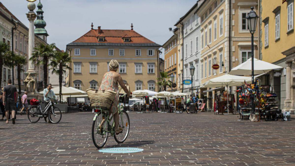 Die Fußgängerzone am Alten Platz ist die älteste Österreichs. Wobei auch hier – bis 10 Uhr – immer noch Autos einfahren können 