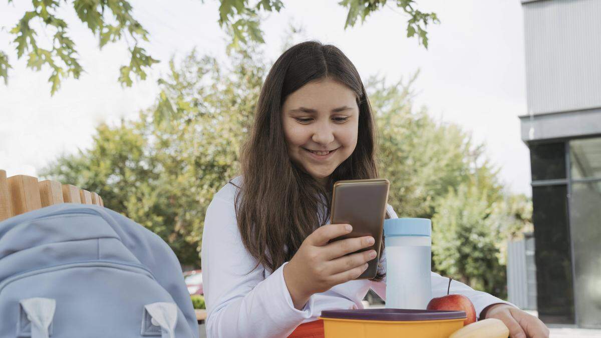 Schülerin verwendet Handys | Viele Jugendliche fühlen sich durch ihr Handy im Unterricht abgelenkt