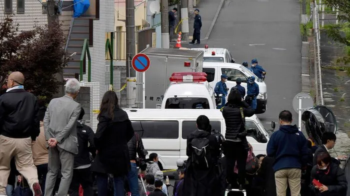 Wie japanische Medien am Dienstag unter Berufung auf die Polizei meldeten, befanden sich die Leichenteile in Kühlkisten. Die Beamten hatten die Wohnung in Zama in der Tokioter Nachbarprovinz Kanagawa im Zusammenhang mit dem Verschwinden einer 23-jährigen Frau durchsucht.  