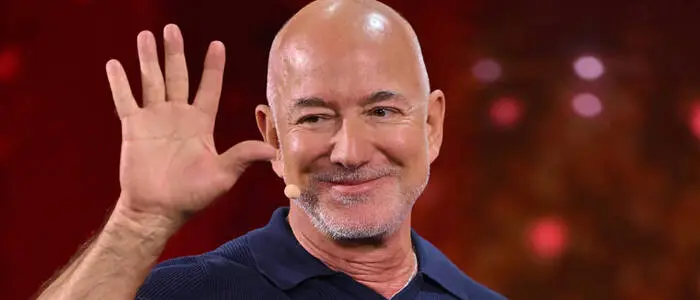 Nicht der echte Jeff Bezos tauchte bei einer Firmenfeier in Oberösterreich auf - begleitet wurde er allerdings von echten Polizisten. Keine gute Idee