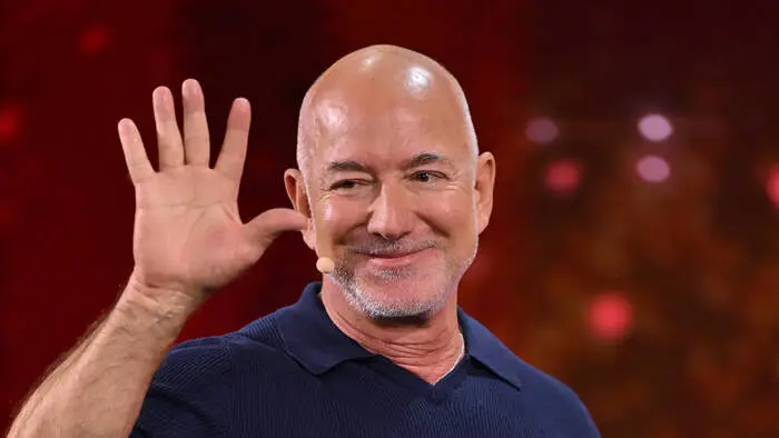 Nicht der echte Jeff Bezos tauchte bei einer Firmenfeier in Oberösterreich auf - begleitet wurde er allerdings von echten Polizisten. Keine gute Idee