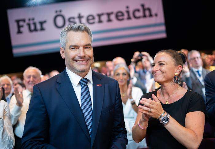 Bundeskanzler Karl Nehammer mit seiner Frau Katharina Nehammer. 