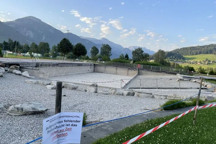 Der Badeteich in Irdning ist derzeit völlig leer